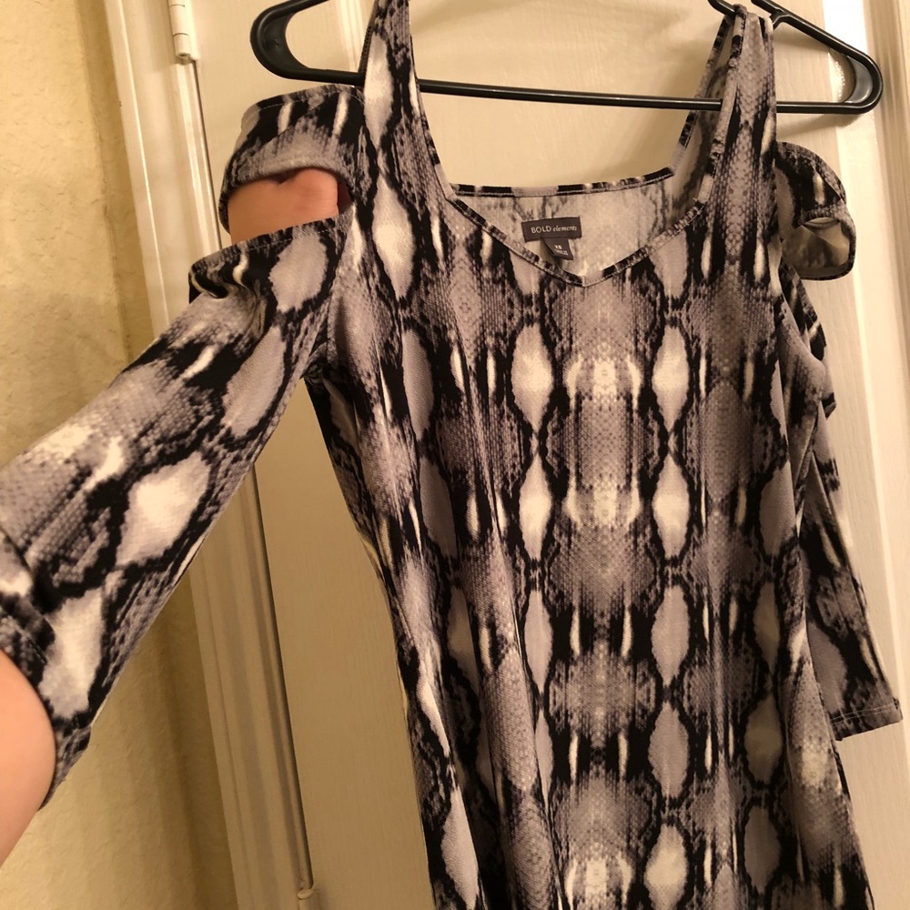 Cold shoulder blouse - Picture 4 of 5